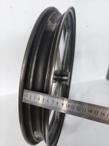 Chopper style 21-inch Invader front wheel – hub detail