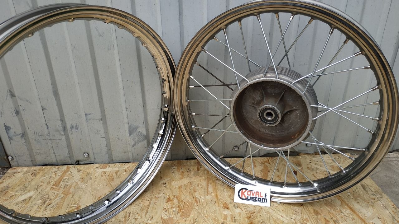 Comparison between a rusty old chrome wheel and a brand new polished rust-proof rim.
