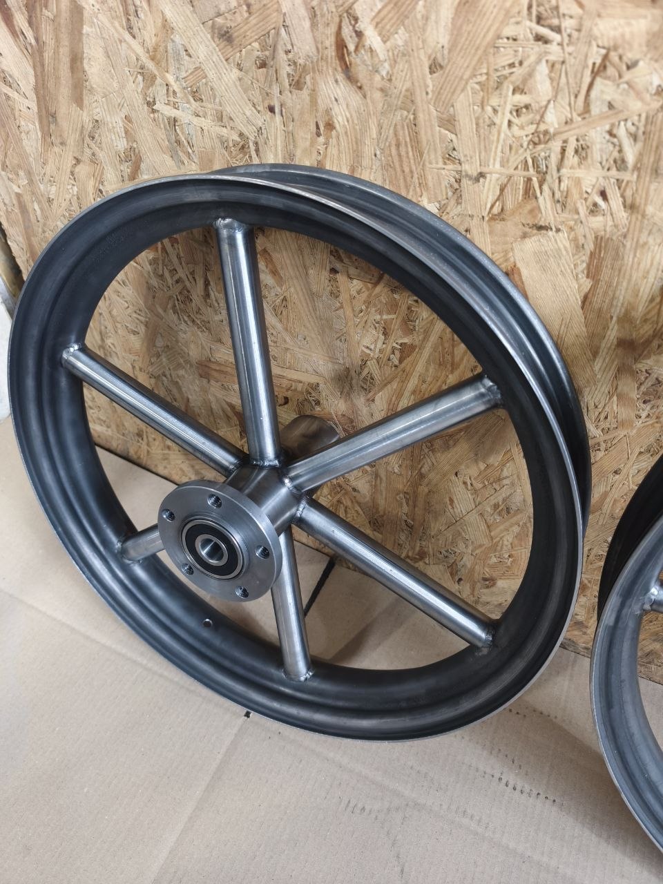 Heavy duty 6 spoke steel wheel with single brake flange setup